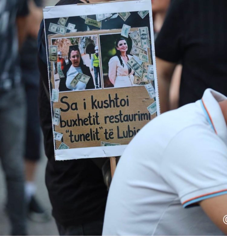 ”Morën peng aeroportin e Vlorës se iu prishën pazaret”, i riu: Rama dhe Balluku dëmtuan turizmin