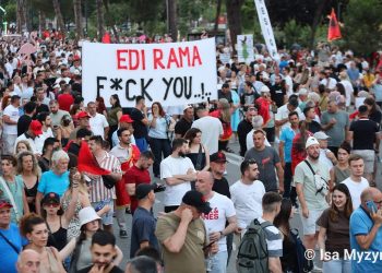 ”Morën peng aeroportin e Vlorës se iu prishën pazaret”, i riu: Rama dhe Balluku dëmtuan turizmin