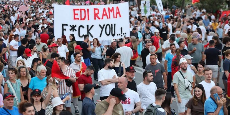 ”Morën peng aeroportin e Vlorës se iu prishën pazaret”, i riu: Rama dhe Balluku dëmtuan turizmin