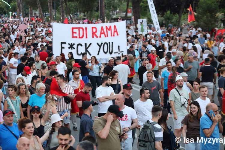 ”Morën peng aeroportin e Vlorës se iu prishën pazaret”, i riu: Rama dhe Balluku dëmtuan turizmin