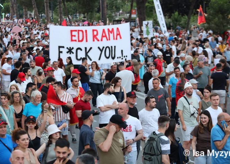 ”Morën peng aeroportin e Vlorës se iu prishën pazaret”, i riu: Rama dhe Balluku dëmtuan turizmin