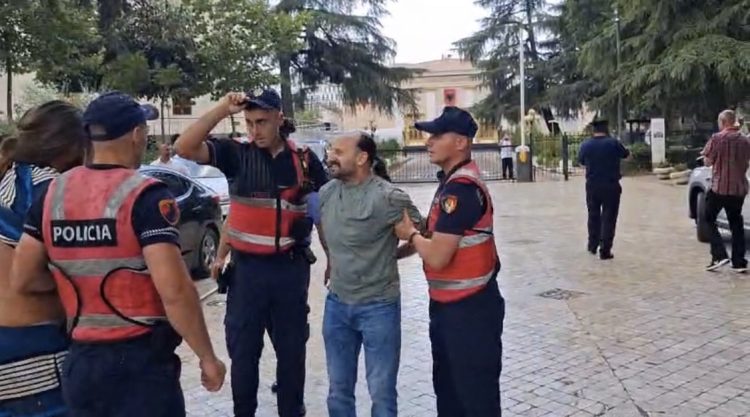 Protesta para Kuvendit, përleshje me policinë, bllokohet makina e Albana Koçiut, vezë mbi makinën e Braçes. Prangoset Dritan Goxhaj dhe 5 të tjerë