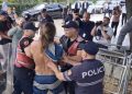 Protesta para Kuvendit, përleshje me policinë, bllokohet makina e Albana Koçiut, vezë mbi makinën e Braçes. Prangoset Dritan Goxhaj dhe 5 të tjerë