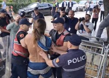 Protesta para Kuvendit, përleshje me policinë, bllokohet makina e Albana Koçiut, vezë mbi makinën e Braçes. Prangoset Dritan Goxhaj dhe 5 të tjerë