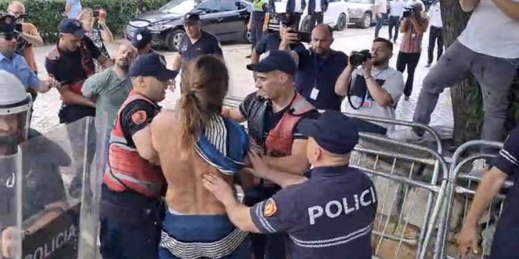 Protesta para Kuvendit, përleshje me policinë, bllokohet makina e Albana Koçiut, vezë mbi makinën e Braçes. Prangoset Dritan Goxhaj dhe 5 të tjerë
