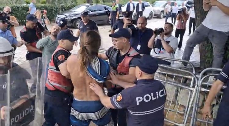 Protesta para Kuvendit, përleshje me policinë, bllokohet makina e Albana Koçiut, vezë mbi makinën e Braçes. Prangoset Dritan Goxhaj dhe 5 të tjerë