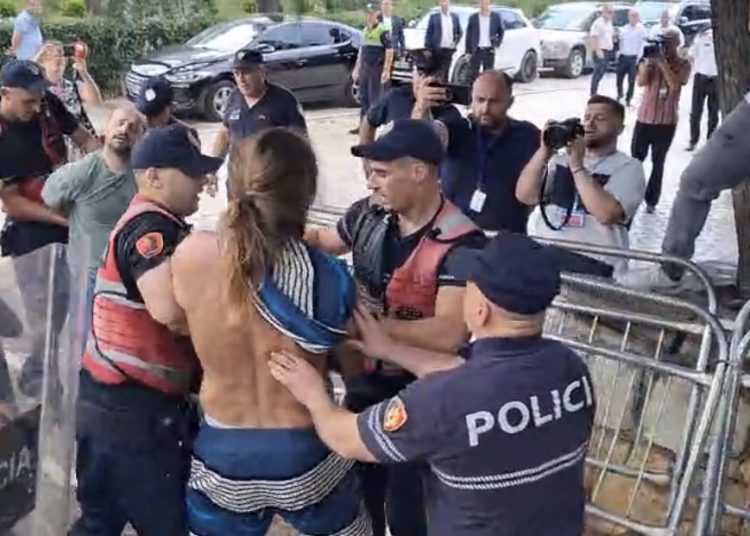 Protesta para Kuvendit, përleshje me policinë, bllokohet makina e Albana Koçiut, vezë mbi makinën e Braçes. Prangoset Dritan Goxhaj dhe 5 të tjerë