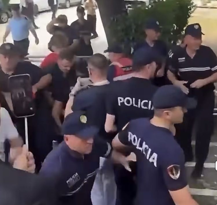 Protesta para Kuvendit, përleshje me policinë, bllokohet makina e Albana Koçiut, vezë mbi makinën e Braçes. Prangoset Dritan Goxhaj dhe 5 të tjerë