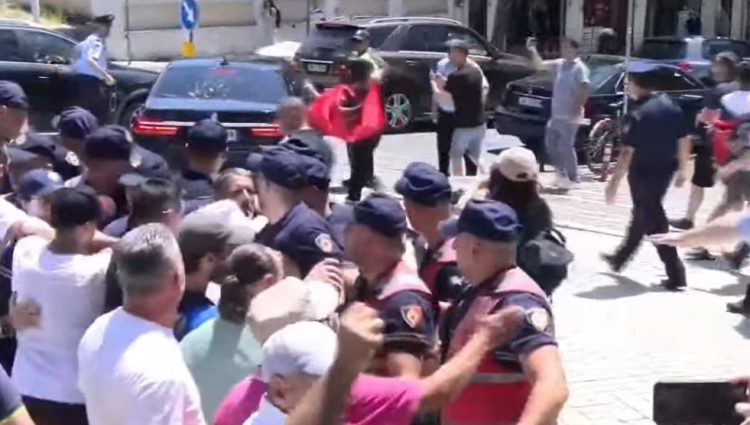 Protesta para Kuvendit, përleshje me policinë, bllokohet makina e Albana Koçiut, vezë mbi makinën e Braçes. Prangoset Dritan Goxhaj dhe 5 të tjerë