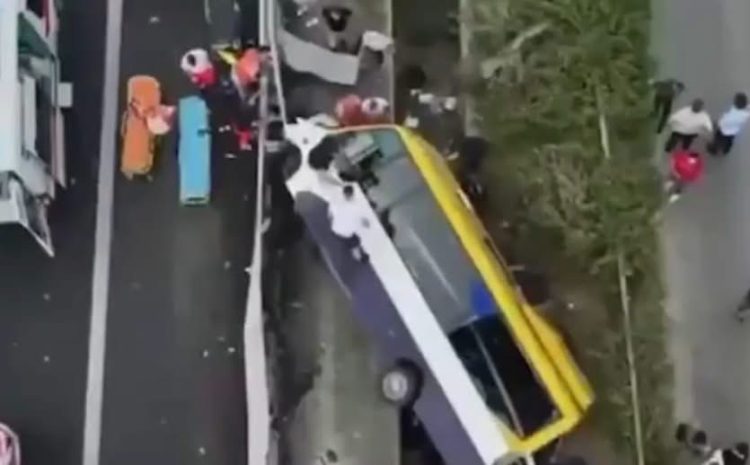 Aksident i rëndë në autostradën Tiranë-Durrës, drejtuesi humb jetën, 13 të plagosur