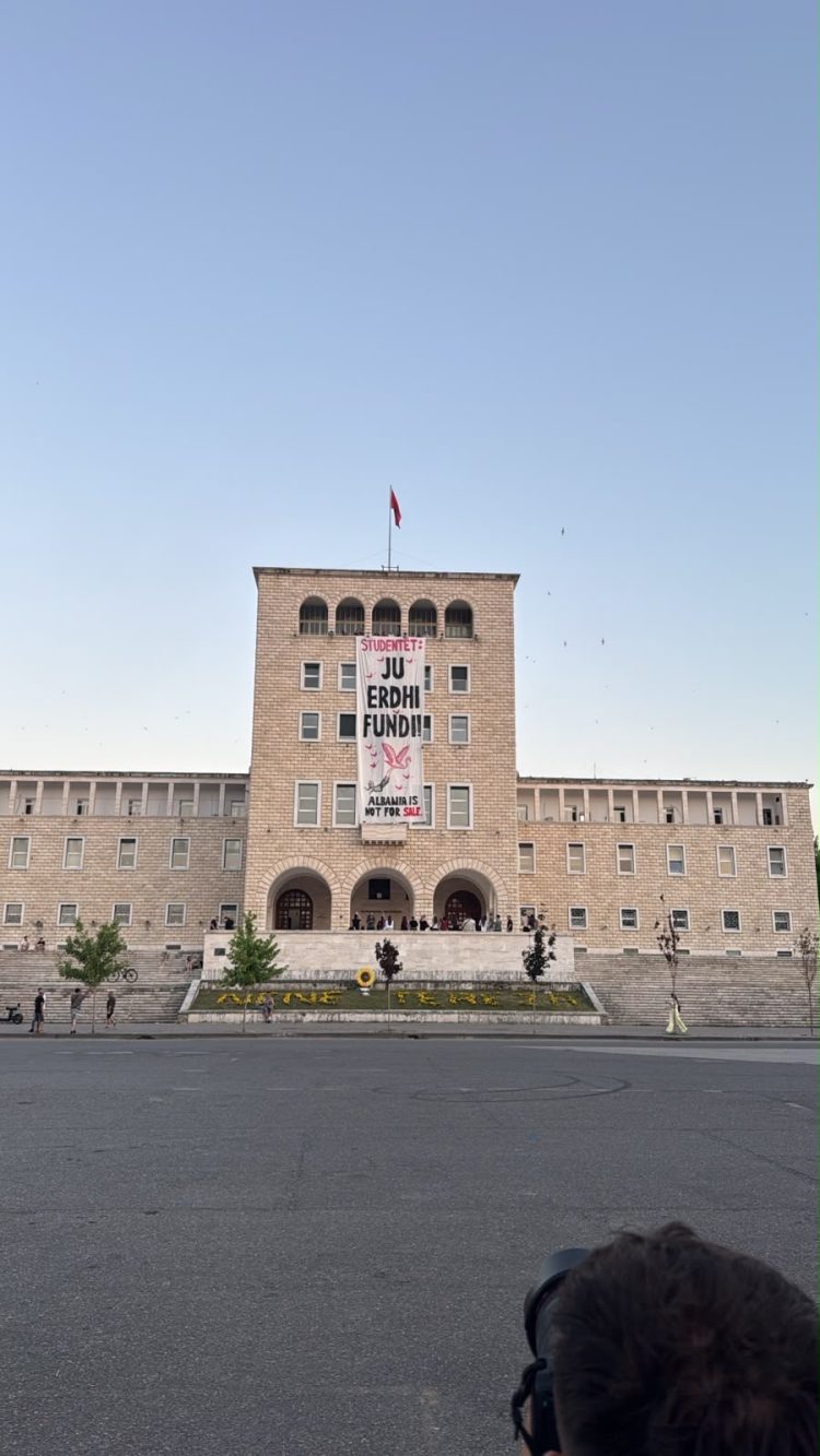 DITA 30/ Studentët marrin Universitetin, shpalosin banderolë gjigante: “Ju erdhi fundi!”