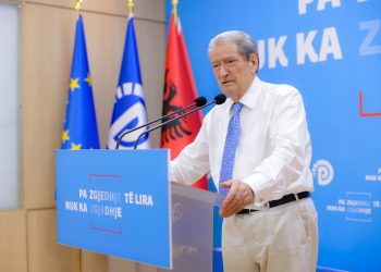 Berisha thirrje demokratëve: Çdo natë vendi juaj është në protestë