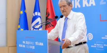 Berisha thirrje demokratëve: Çdo natë vendi juaj është në protestë