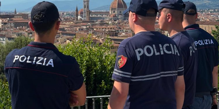Siguria gjatë sezonit veror, 2 policë shqiptarë po shërbejnë në Firence
