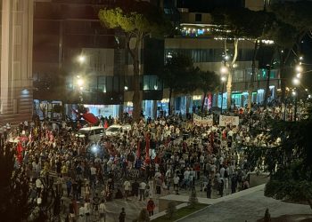 DITA 61/ Protestuesit marshojnë në rrugët e Tiranës: Ju erdhi fundi!