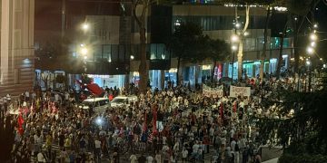 DITA 61/ Protestuesit marshojnë në rrugët e Tiranës: Ju erdhi fundi!