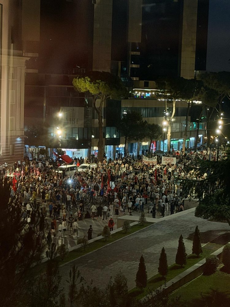DITA 61/ Protestuesit marshojnë në rrugët e Tiranës: Ju erdhi fundi!