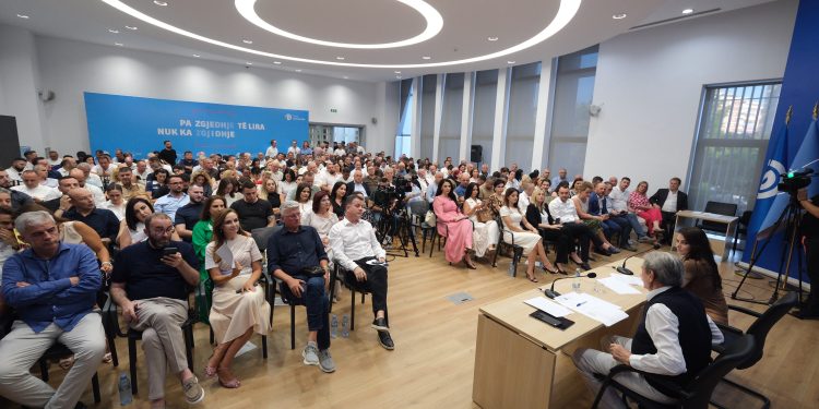 Debate në mbledhjen e Këshillit Kombëtar të PD-së, Kuçana dhe Hoxha kërkojnë rezolutë dhe proces transparent
