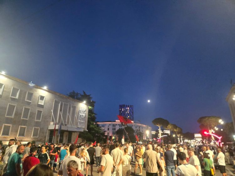 DITA 59/ Qytetarët në protestë, thirrje për dorëheqjen e Ramës dhe hetimin nga SPAK