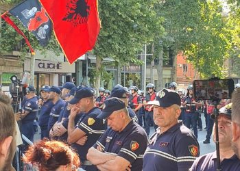 Përleshje te Kuvendi mes protestuesve dhe Policisë, disa të lënduar. Policia, lëng që të djeg lëkurën