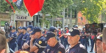 Përleshje te Kuvendi mes protestuesve dhe Policisë, disa të lënduar. Policia, lëng që të djeg lëkurën