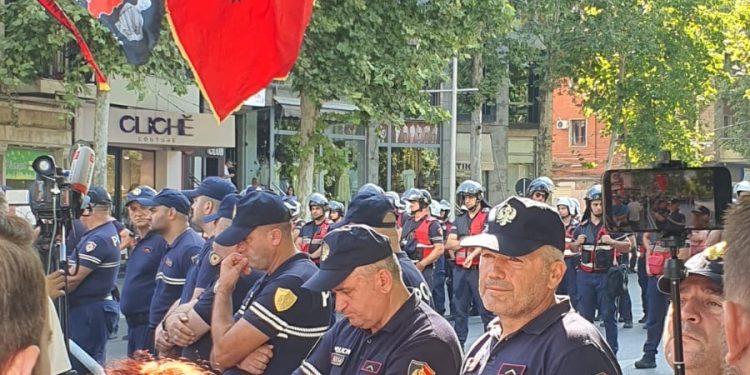 Përleshje te Kuvendi mes protestuesve dhe Policisë, disa të lënduar. Policia, lëng që të djeg lëkurën