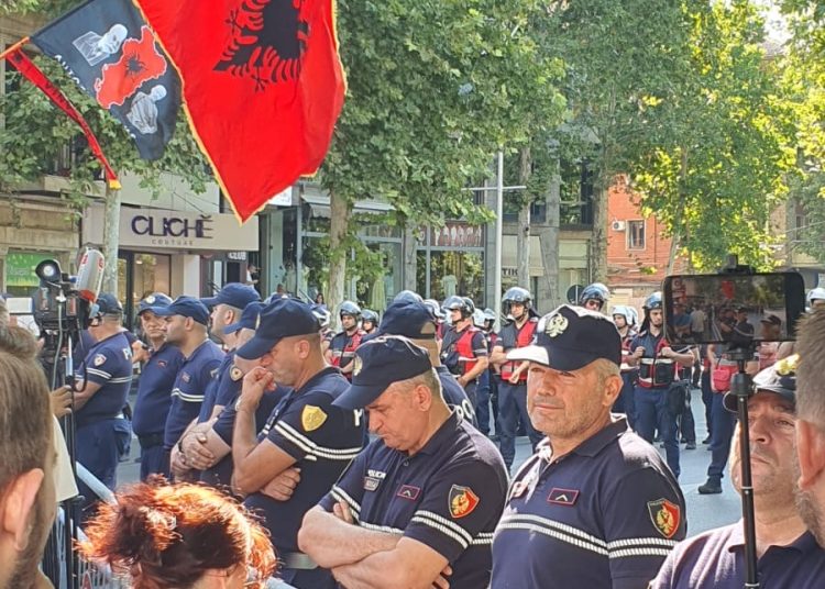 Përleshje te Kuvendi mes protestuesve dhe Policisë, disa të lënduar. Policia, lëng që të djeg lëkurën