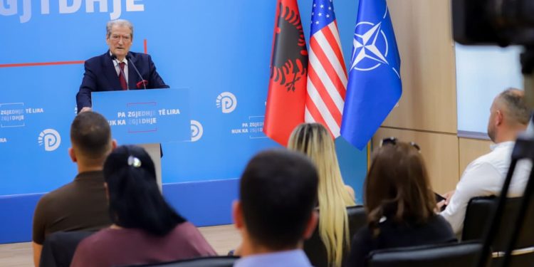 Berisha: Projekti britanik mbronte bregdetin, më pas u hartuan planet lokale