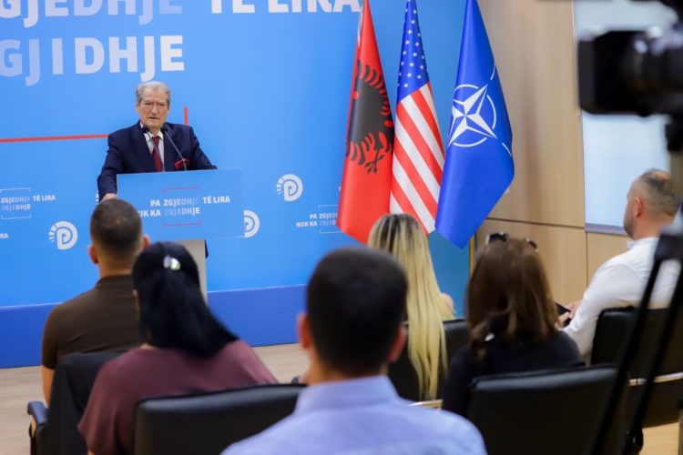 Berisha: Projekti britanik mbronte bregdetin, më pas u hartuan planet lokale