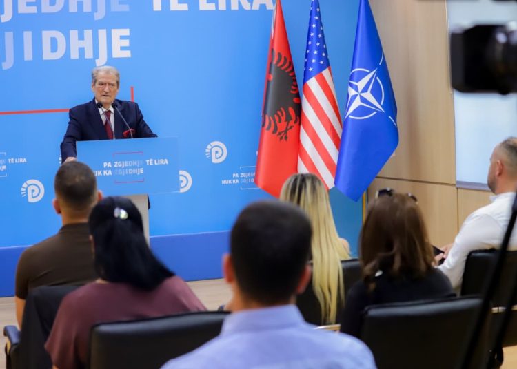 Berisha: Projekti britanik mbronte bregdetin, më pas u hartuan planet lokale