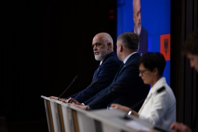 Shqipëria mbyll tre kapituj negociues me BE-në, Kos: Protestat nuk pengojnë procesin e integrimit