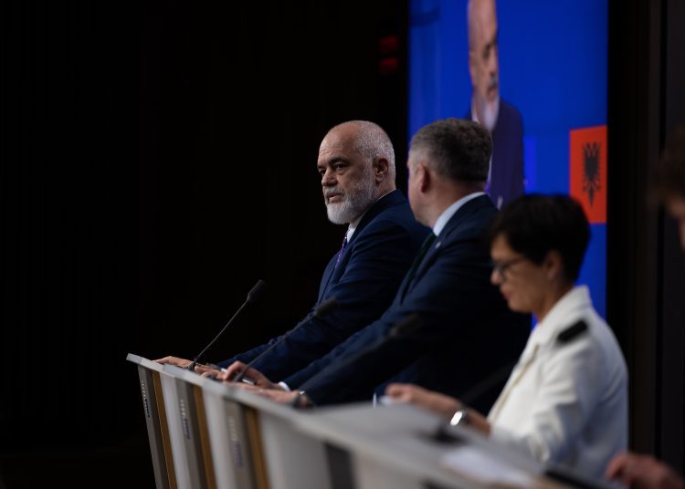 Shqipëria mbyll tre kapituj negociues me BE-në, Kos: Protestat nuk pengojnë procesin e integrimit