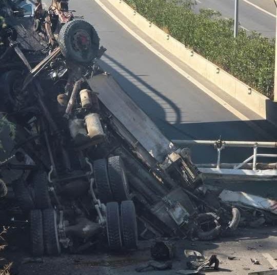 Aksident i rëndë pranë TEG-ut, kamioni del nga rruga dhe përfundon në nënkalim. Dyshohen viktima