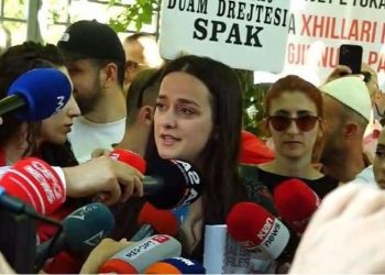 Protestuesit dorëzojnë në SPAK librin Albanian Files: “Prova e krimit të qeverisjes së Ramës”