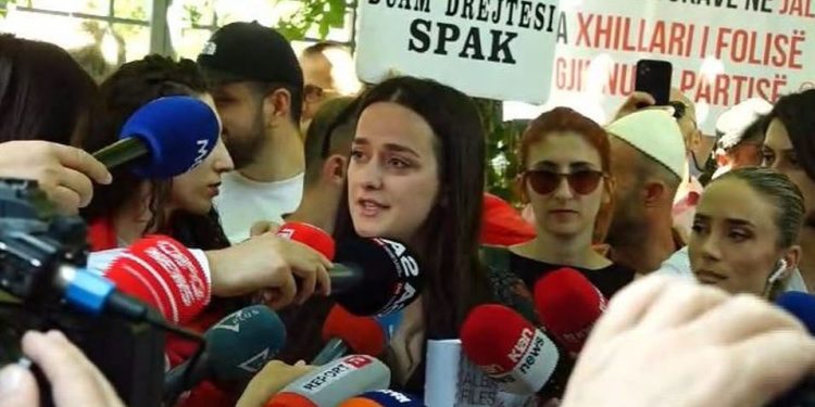 Protestuesit dorëzojnë në SPAK librin Albanian Files: “Prova e krimit të qeverisjes së Ramës”