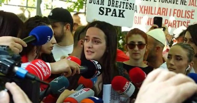 Protestuesit dorëzojnë në SPAK librin Albanian Files: “Prova e krimit të qeverisjes së Ramës”