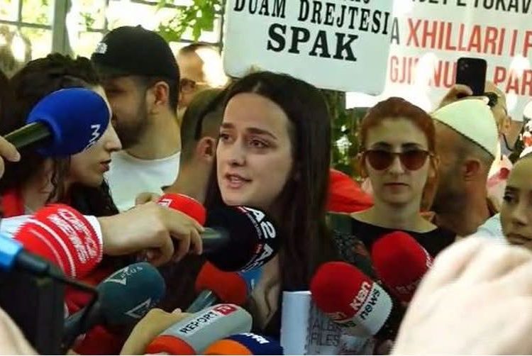 Protestuesit dorëzojnë në SPAK librin Albanian Files: “Prova e krimit të qeverisjes së Ramës”
