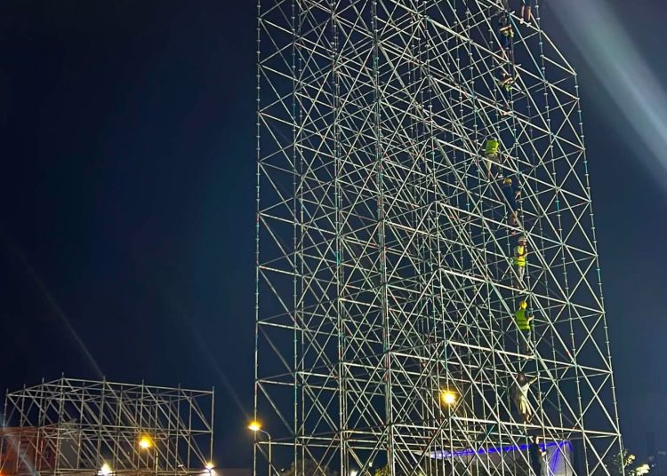 Nisin përgatitjet finale për koncertin e Kanye West në Tiranë