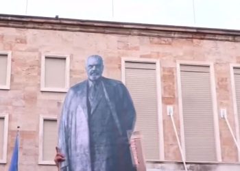 DITA 32/ Protestuesit para Kryeministrisë, i sjellin bustin para zyrës