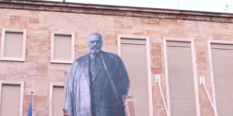 DITA 32/ Protestuesit para Kryeministrisë, i sjellin bustin para zyrës