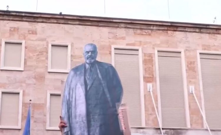 DITA 32/ Protestuesit para Kryeministrisë, i sjellin bustin para zyrës