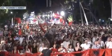Protestuesit bëjnë thirrje: “Nesër në orën 10:00 të gjithë te Kuvendi”