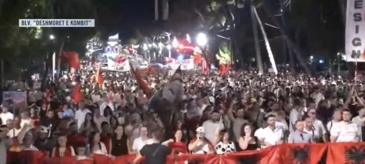 Protestuesit bëjnë thirrje: “Nesër në orën 10:00 të gjithë te Kuvendi”