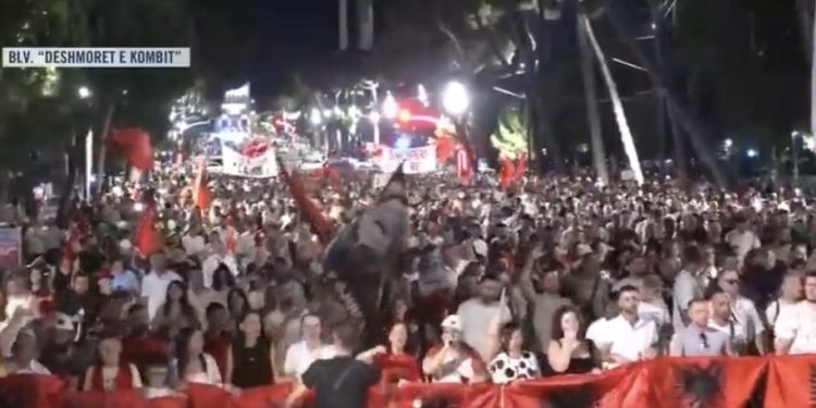 Protestuesit bëjnë thirrje: “Nesër në orën 10:00 të gjithë te Kuvendi”