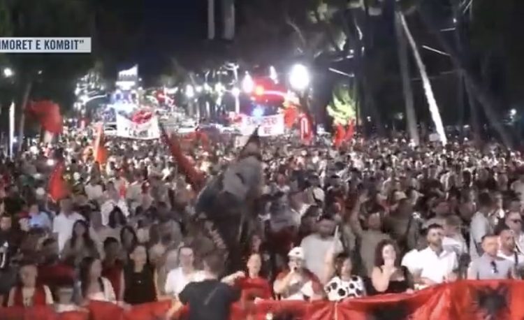 Protestuesit bëjnë thirrje: “Nesër në orën 10:00 të gjithë te Kuvendi”