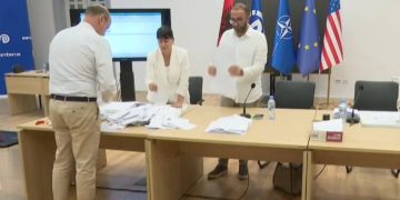 Julia Emiri,  kryetare e Këshillit Kombëtar të PD