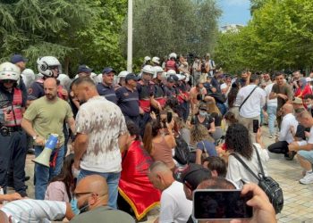 Policia dhunë para Kuvendit, qëllohen protestuesit, disa në urgjencë