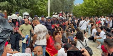 Policia dhunë para Kuvendit, qëllohen protestuesit, disa në urgjencë
