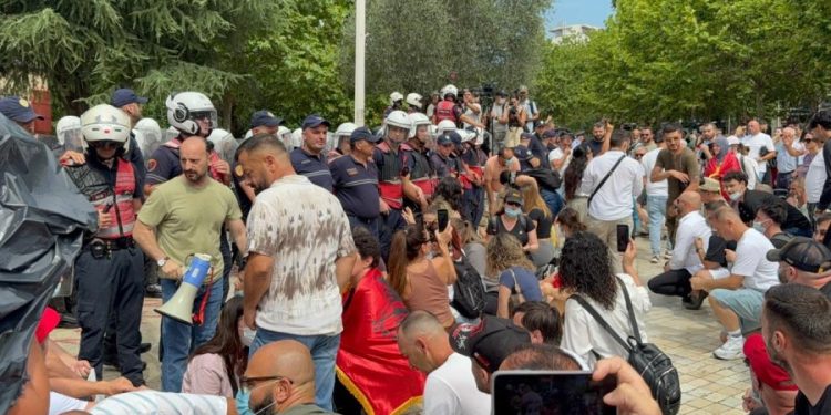Policia dhunë para Kuvendit, qëllohen protestuesit, disa në urgjencë