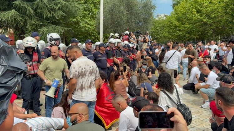 Policia dhunë para Kuvendit, qëllohen protestuesit, disa në urgjencë